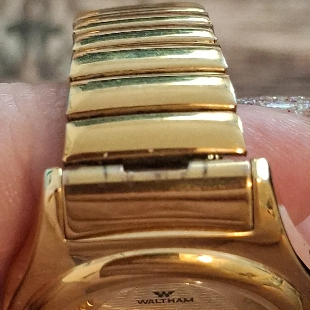 Waltham WEO19 Ladies Goldtone Watch. Quartz Movement, Day/Date, Stretch Band.